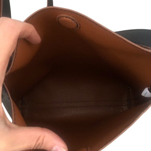 Vantige Black Leather Crossbody Bag with Magnetic Closure & Adjustable S… - Picture 5 of 5